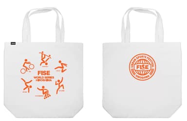 TOTE WHITE 2&#44;000円（税抜）