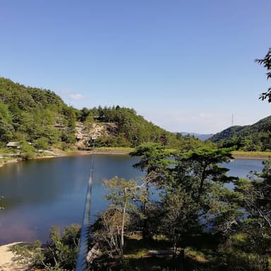 大きな池を飛び越える500メートルジップラインは圧巻！