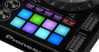 「HOT CUE」、「PAD FX」、「BEAT JUMP」、「SAMPLER」、「KEYBOARD MODE」 などの機能を操作できる「PERFORMANCE PADS」