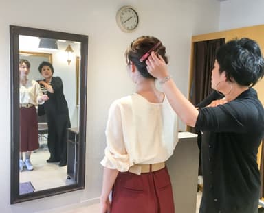 姿見で似合うヘアスタイルを確認