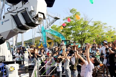 高所作業車から落ちてくる水風船