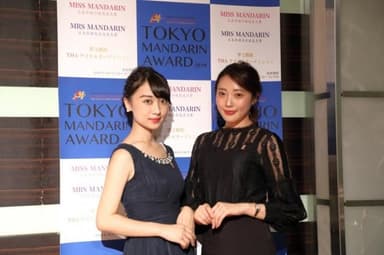 JMUで昨年開催したミス・マンダリンの受賞者(左：ミス・マンダリンの吉川 慧玲、右：準ミス・マンダリンの江原 郁美)