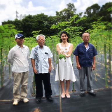 代表取締役　加藤かおりと沖縄の生産者の方々