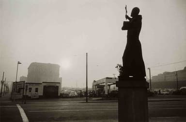 《聖フランシス、ガソリンスタンド、市役所 - ロサンゼルス》1955年 St. Francis&#44; gas station&#44; and City Hall - Los Angeles&#44; 1955 (C) Robert Frank from The Americans