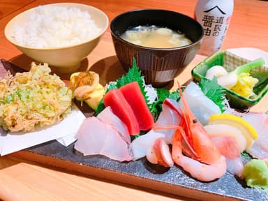 限定50食「和食屋の刺身定食」1&#44;200円