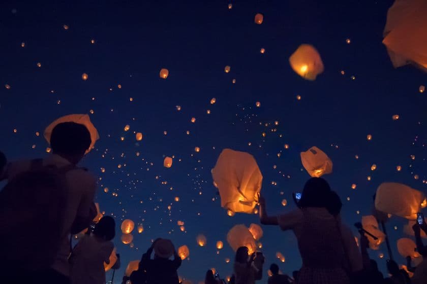 今年は東京・神戸同時開催！夜空に輝くスカイランタン祭り　
日本最大級20,000個に願いを込めて。豪華ゲストも登場！