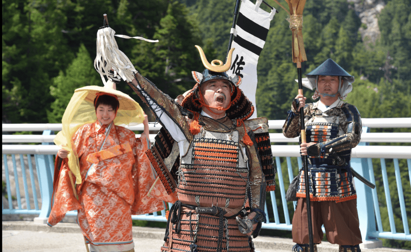 立山黒部アルペンルートで6月1日「佐々成政武者行列」を開催
　巨大な雪の壁！ウォーキングゾーンを練り歩く