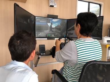 自動車シミュレータ体験風景