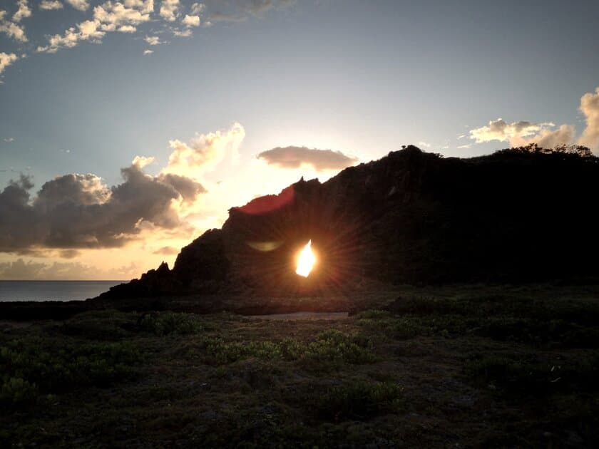 久米島で「ダイヤモンド朝日」を見られるシーズンが到来
　1年で夏至の時期だけ見られる、「ミーフガー」の絶景