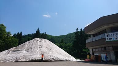 真夏でも、ビル2階建て分の高さの雪があります