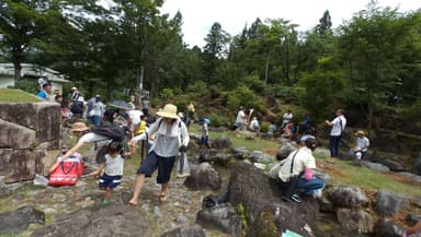 木陰でB級グルメを堪能　森林公園が隣接している