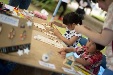 青空の下、工作を楽しむ子供達