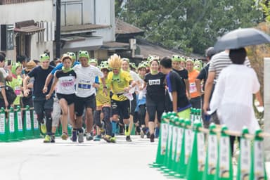 二人三脚で坂を上る！