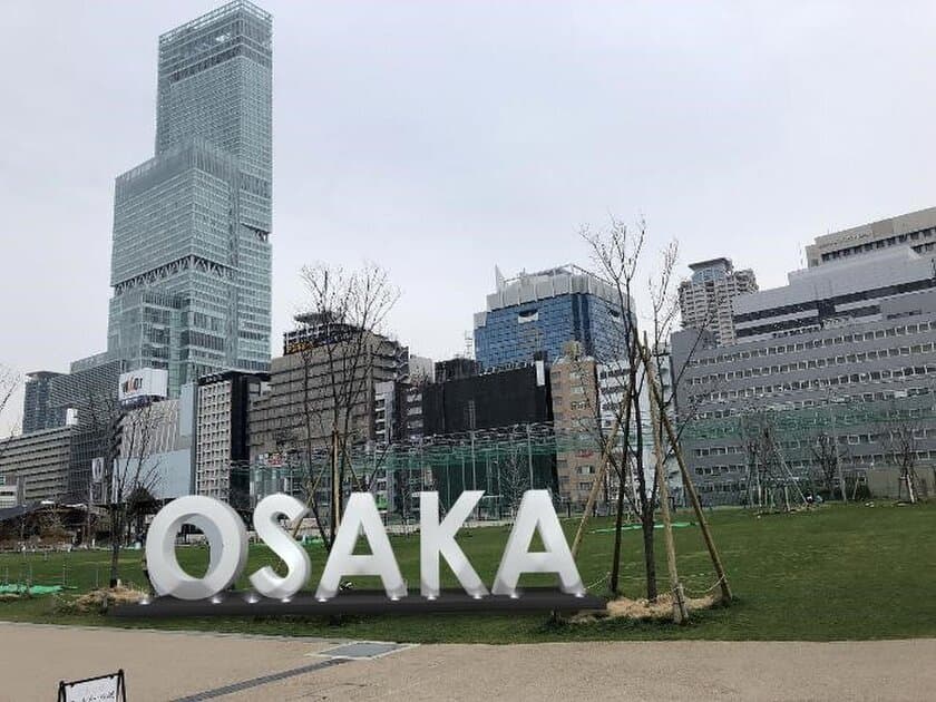 大阪初※！日本一高いビルを背景にＳＮＳ映え！
ＯＳＡＫＡモニュメント・芝生アートが誕生！
～「てんしば」から世界へ、「ＯＳＡＫＡ」を発信～