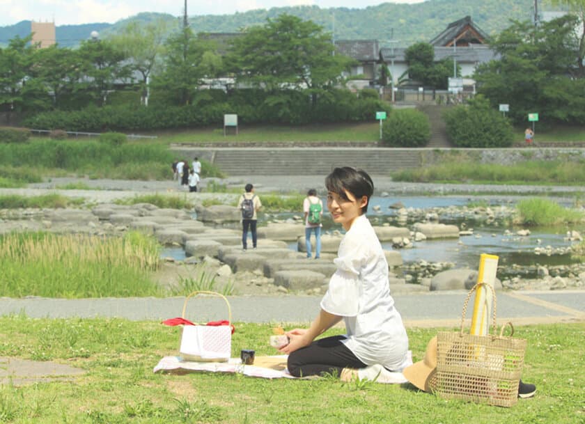 京都の癒し処・鴨川でカジュアルに楽しむ抹茶ピクニック！
日本初の日本茶アウトドアカフェ！？
「d:matcha Kyoto Cafe & Picnic」出町柳に6/22にオープン