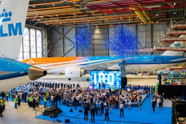 スキポール空港格納庫での祝賀会の様子