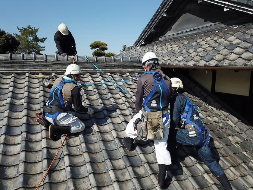 若手屋根工300人が瓦屋根文化を継承すべく
全国31箇所で屋根の日一斉清掃奉仕を開催