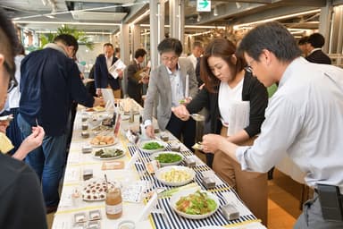 エントリー商品を試食するバイヤー