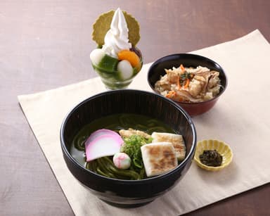 抹茶カレーうどん ご飯＋ミニパフェセット