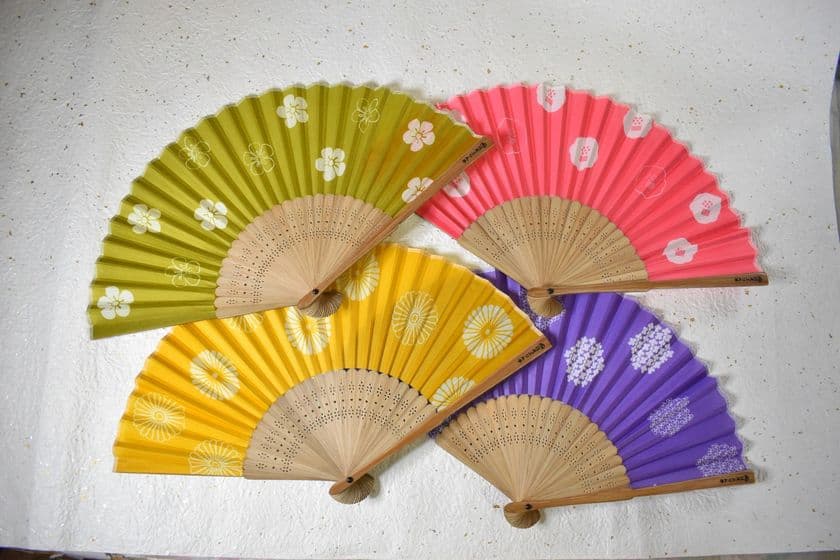 行列のできるお店として取り上げられた
日光のプリン専門店
「日光ぷりん亭」オープン2周年を記念して
ロゴ入り扇子プレゼント