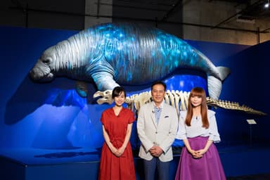 名古屋市科学館の特別展「絶滅動物研究所」を見て回る出演者たち