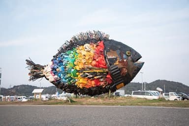 淀川テクニックの作品例（「宇野のチヌ」2009、岡山県宇野港 Courtesy of the artist and YUKARI）