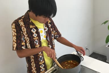 カレーを作っている様子