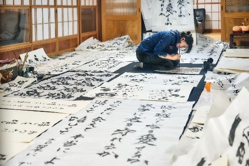 日本橋からボーダーレスな世界を。
<チャリティーアート展>
~紫舟が表現する詩集(うた)の世界~
Feel-Love Project powered by OZmall
特別協賛・特別協力:三井不動産株式会社、スターツ出版株式会社
本日8月9日(金)10:00よりチケット販売開始!