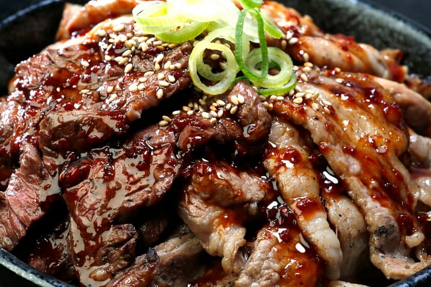 【肉丼専門店 新大久保肉劇場】のオープンを記念し、
全メニュー半額キャンペーンを8月23日～25日に開催