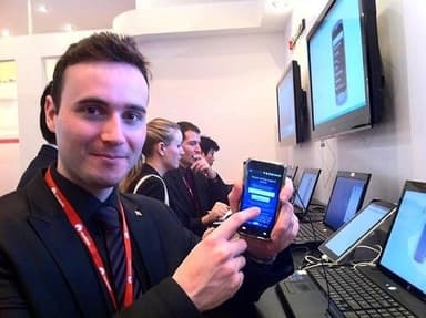 MWC2011でのRemoteCall+モバイルパックのデモを行うスタッフ