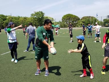 選手と一緒に「パス回し体験」