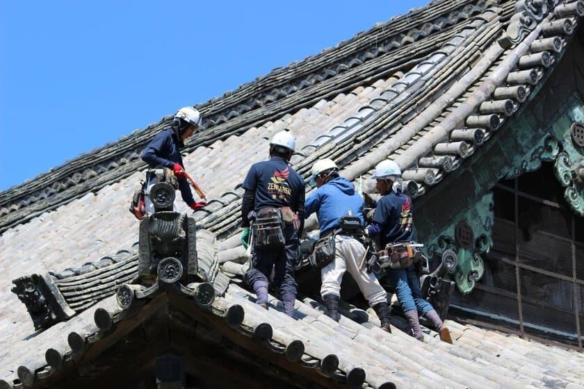 若手屋根工400人が瓦屋根文化を継承すべく
全国31箇所で屋根の日一斉清掃奉仕を実施