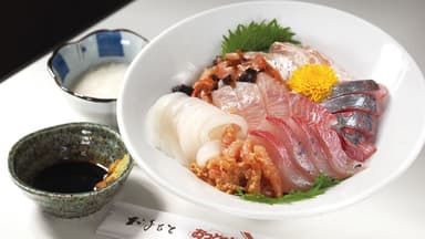 おっとっと「地元でとれた海鮮丼(1&#44;000円)」二度うま前