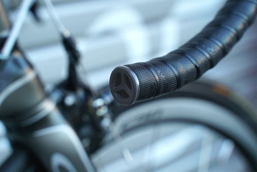 ロードバイク専用 ハンドル内蔵式ブザー「GENTZ」が
Amazonにて事前予約開始!
~ベルの時代からGENTZの時代へ~