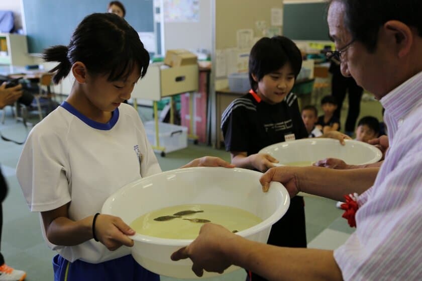 児童が学校でメバルを養殖！
“陸養”プロジェクト「お魚受け入れ式」を開催　
2019年9月5日(木)9時20分～　＜青森市立長島小学校＞