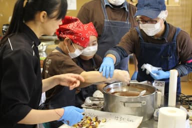 チョコレートづくり体験の様子