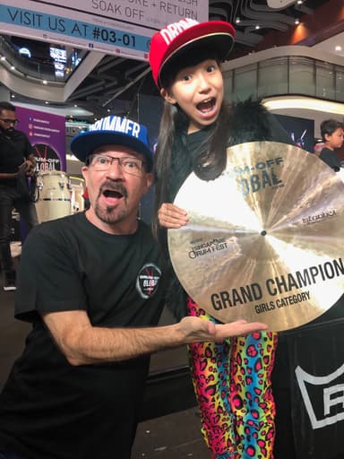 DrumTalkTVのDanShinderと優勝のシンバルシャーレを持って喜ぶCHITAA