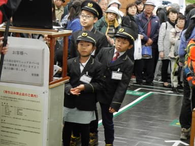 こども駅長「改札業務を行うこども駅長」