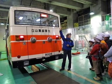 バックヤードツアー「トロリーバスの車体に関する説明」