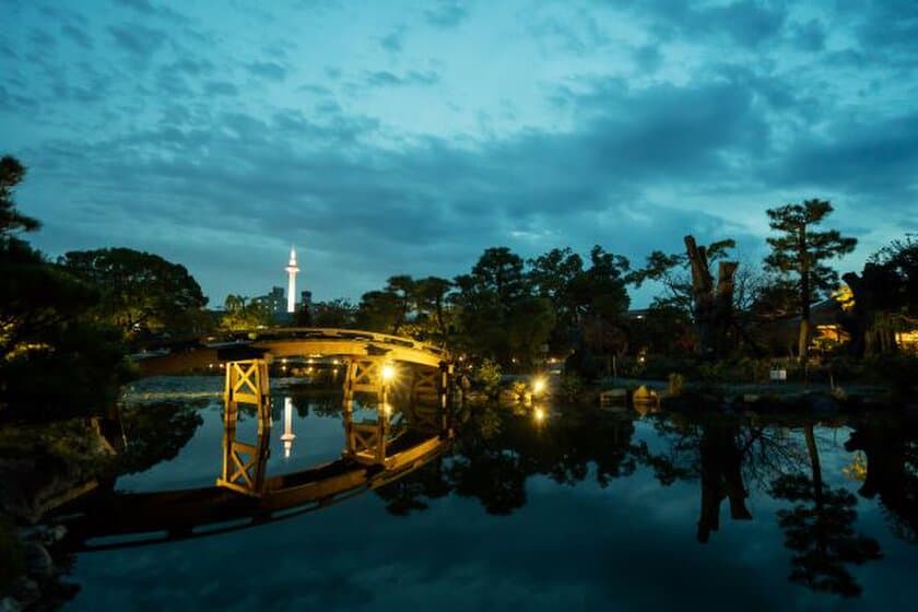 渉成園(東本願寺飛地境内地)　名勝庭園のライトアップ　
11月15日より夜間特別公開　
～毎日邦楽の演奏がございます～