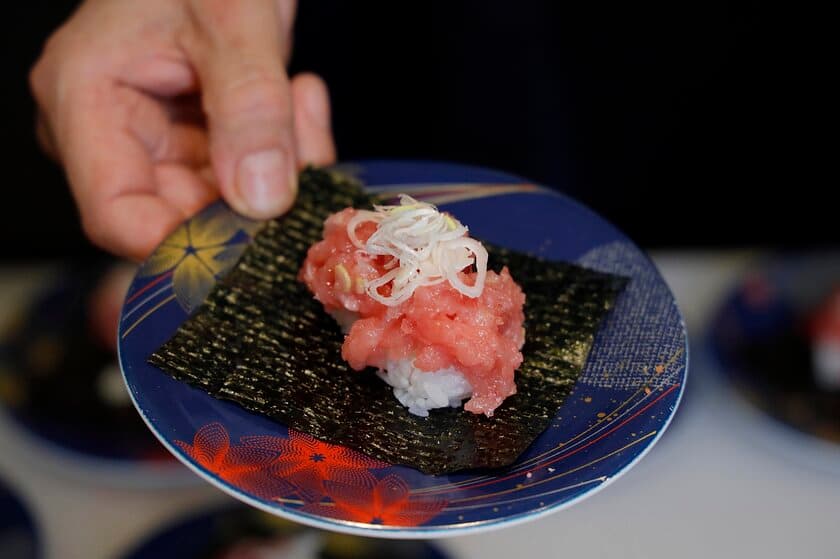 生本マグロ一頭買いの「すし遊館」 岡山の3店舗にて
お子様限定・本マグロの中落ちすくい取り体験を開催！