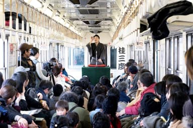 電車公演の様子