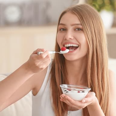 夕食の時間帯にヨーグルトを食べることで、夜間に善玉菌が働いて腸内が活性化