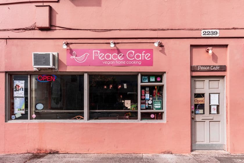 ハワイの大人気ヴィーガンカフェレストラン
『Peace Cafe Hawaii』　
渋谷スクランブルスクエア ショップ＆レストラン地下2階　
東急フードショーエッジ内に11月1日(金)グランドオープン！