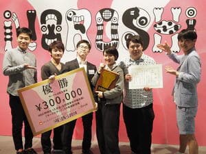 NOROSHI2019(優勝盾を持つラランドの「さーや」と賞状を持つ「ニシダ」)