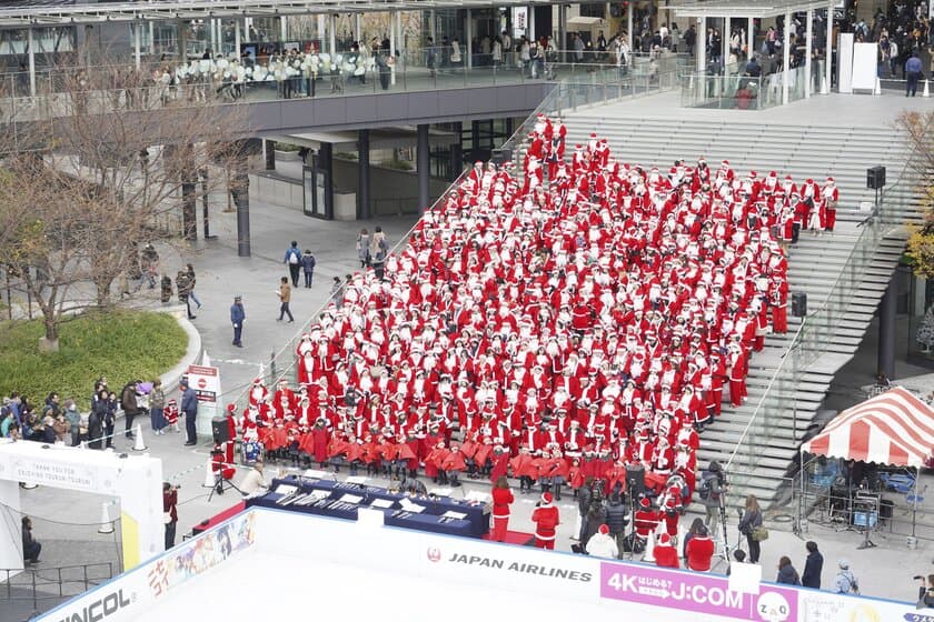 グランフロント大阪にて「Grand Santa Bells」
開催！！ 
サンタクロース姿の参加者約1,000人での
ハンドベル演奏を目指し、参加者を募集中！
