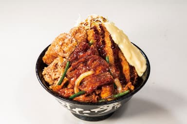 【期間限定メニュー】トリプルすたみな爆肉丼 990円(税込)