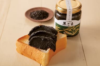 パンにぬる黒ごま 130g／￥399(税抜)