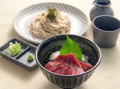 本まぐろ丼とざるそばセット(又はざるうどん)