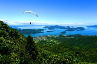 天草諸島の最高峰・倉岳ではパラグライダーのレースも